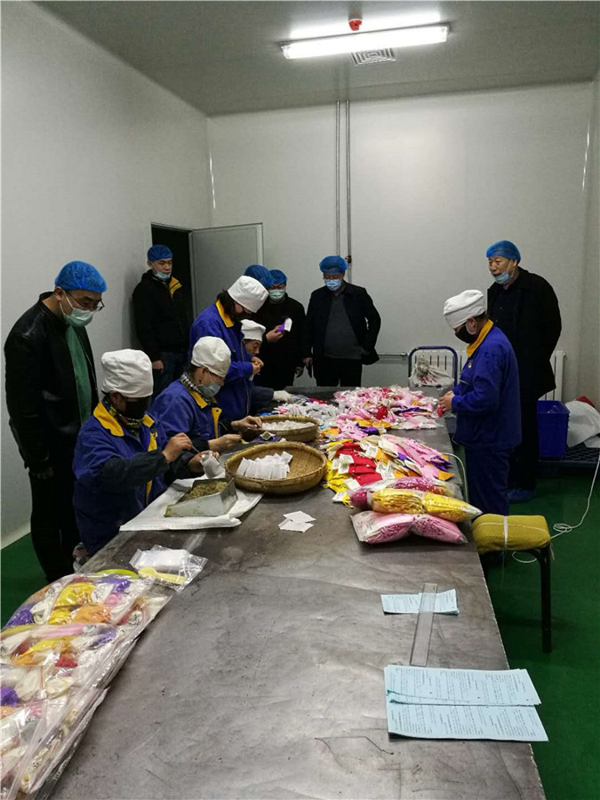 甘肃中医药大学领导专家视察专利产品-艾果避瘟香囊场景1.jpg