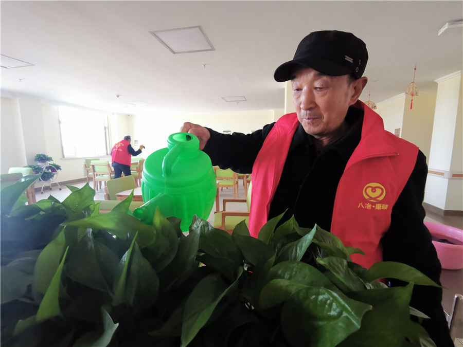 4号区社区志愿者为八冶医养老人做爱心服务活动1.jpg