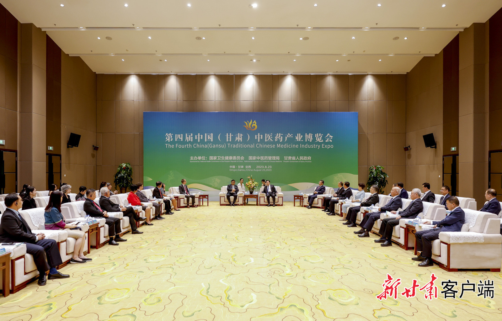 胡昌升任振鹤会见参加药博会的国外嘉宾